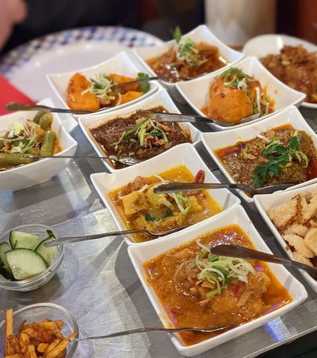 Indonesische cateringbuffet met rijsttafel en saté
