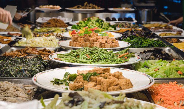 Kleurrijk Vegetarische cateringbuffet met plantaardige gerechten