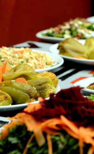 Vegetarisch buffet met verse groenten en plantaardige gerechten