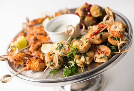 Indonesische fingerfood van MoMo's voor uw borrel