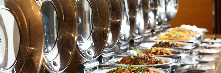 Indonesische buffetgerechten in chafing dishes