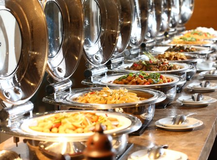 Indonesische cateringbuffet van MoMo's volledig opgesteld