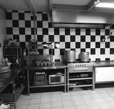 De keuken van MoMo's Catering — ambachtelijke bereiding van verse gerechten
