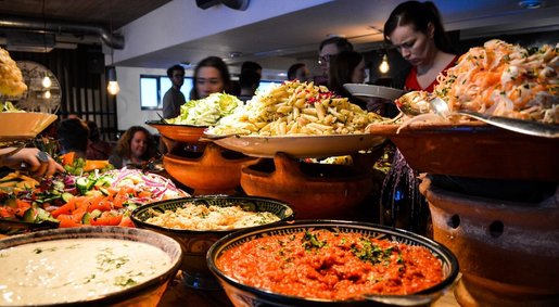 Marokkaanse cateringbuffet met tajine en couscous