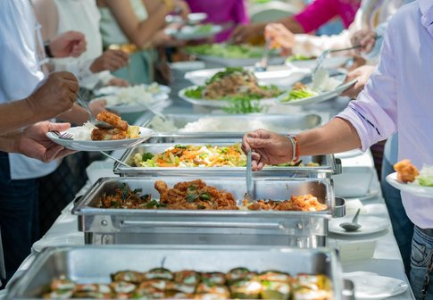 Mediterraan buffet met hummus, gegrild vlees en verse salades
